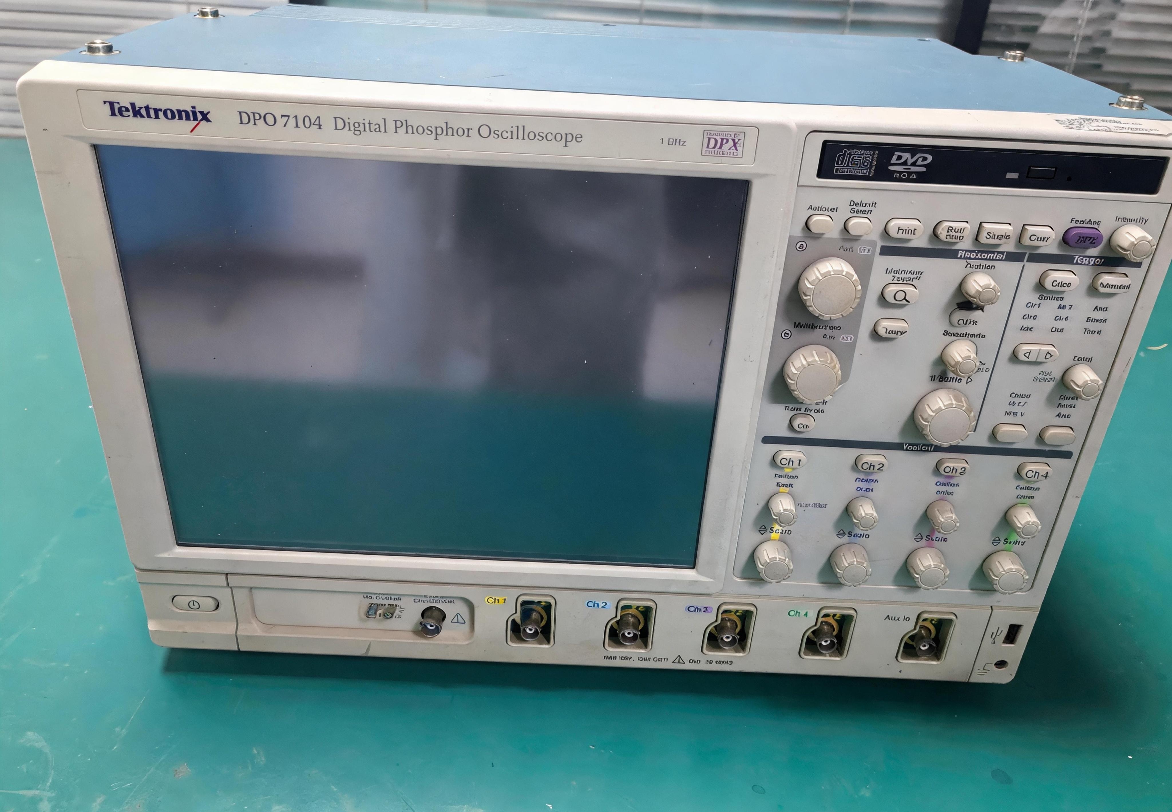 DPO7104示波器.jpg DPO7104示波器.jpg